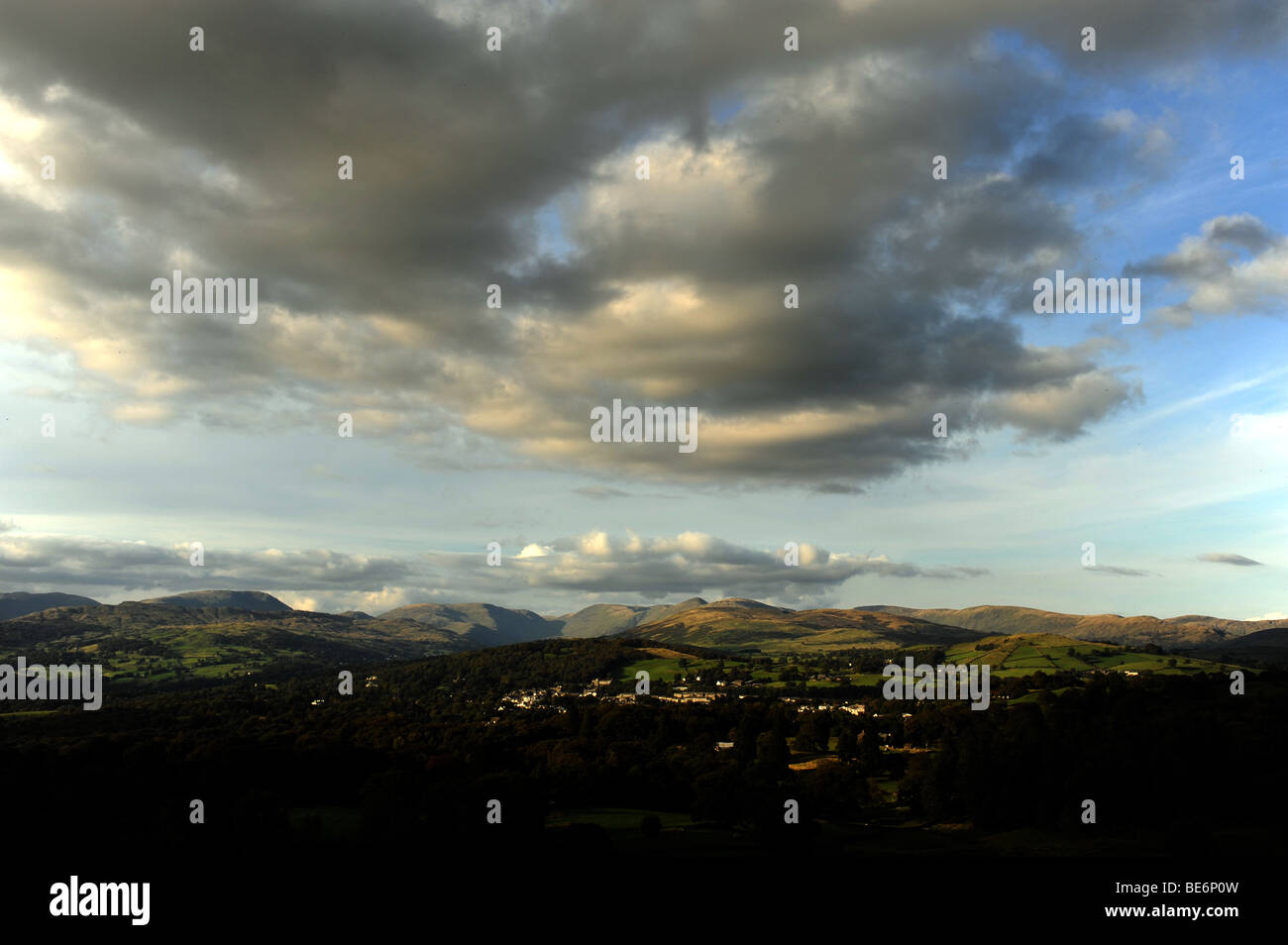 Vista da Brantfell sopra il Lago Windemere e la città di Bowness nel Lake District in Cumbria Regno Unito - photo Simon Dack Foto Stock