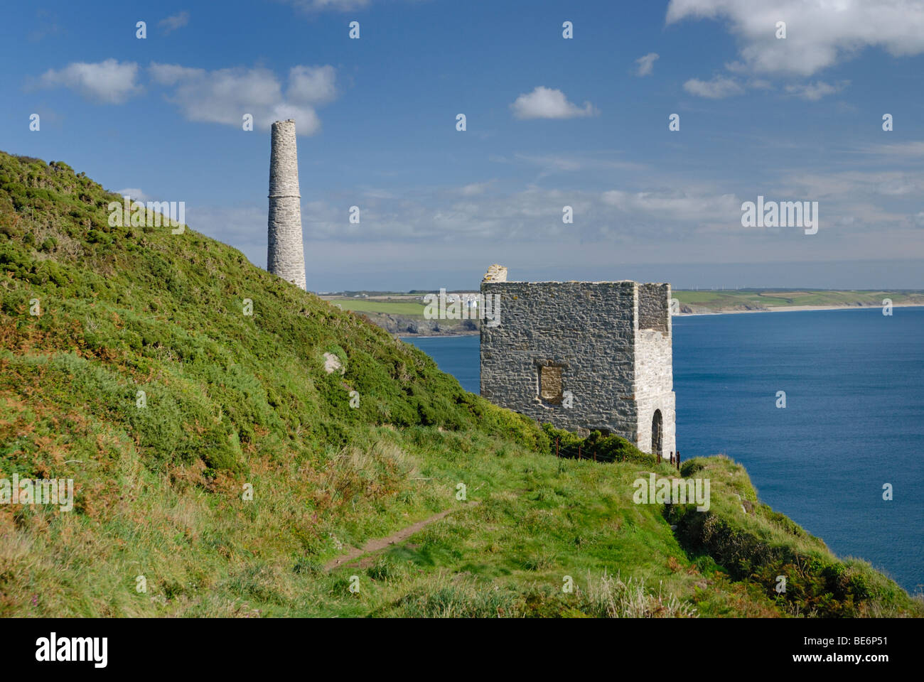 Le rovine di un Cornish miniera di stagno in riva al mare Foto Stock