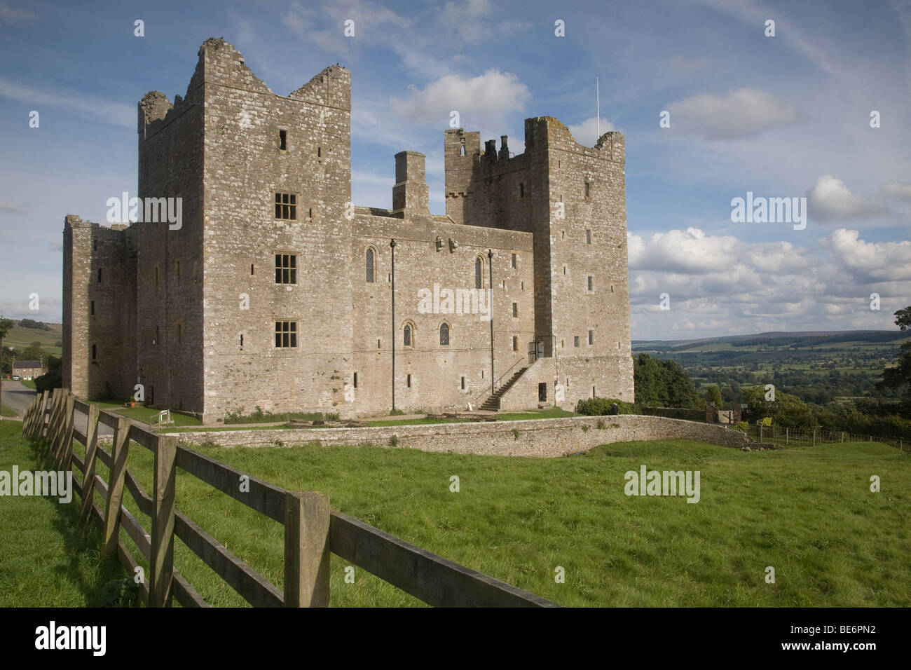 Impressionante storico castello medievale con alte torri nella bella campagna Wensleydale sotto il cielo blu - Bolton Castle, North Yorkshire, Inghilterra, Regno Unito. Foto Stock