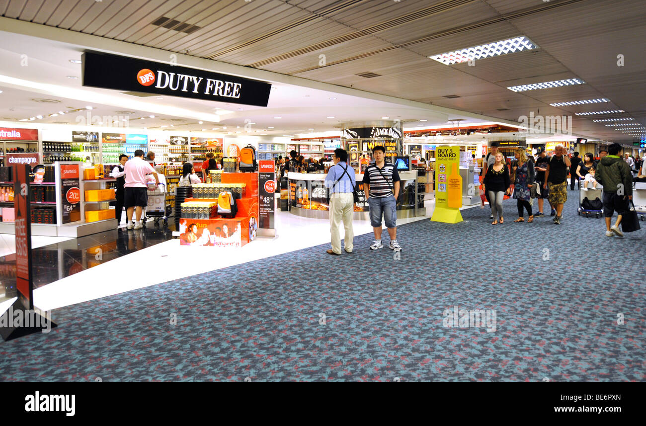 I negozi e i passeggeri in un aeroporto gate, area di attesa, l'Aeroporto Internazionale di Singapore Changi, Singapore, Asia Foto Stock