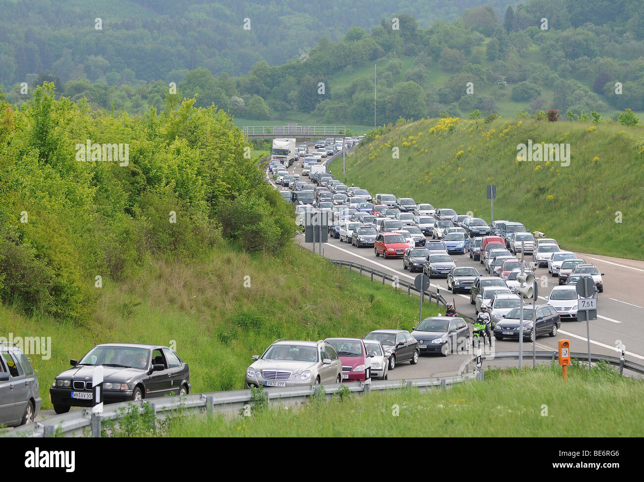 Inceppamento di traffico sulla A 81 Leonberg-Heilbronn prima di Engelberg tunnel dopo un incidente, Baden-Wuerttemberg, Germania, Europa Foto Stock