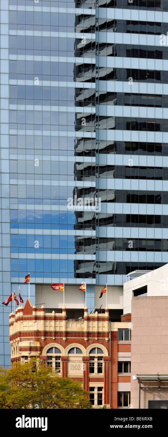 Shelbourne Hotel, edificio vittoriano, nella parte anteriore del BT Tower, Grattacielo City, il quartiere centrale degli affari di Sydney, Nuovo Galles del Sud Foto Stock