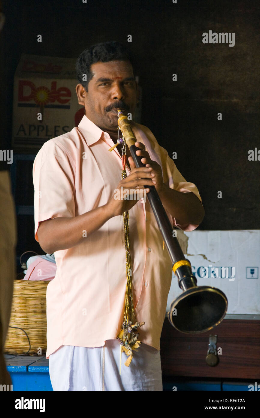 Musicista a Sri Jalagandeeswarar tempio all'interno di Vellore Fort in India Vellore Foto Stock