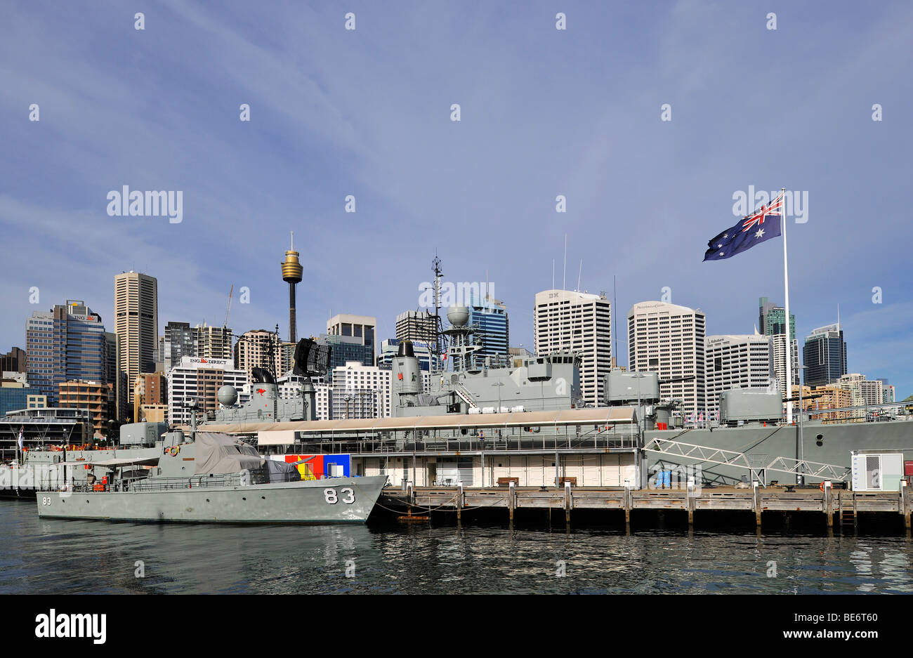 Australian National Maritime Museum, il Darling Harbour, nella parte anteriore della Torre di Sydney o Centrepoint Tower e lo skyline del Cento Foto Stock