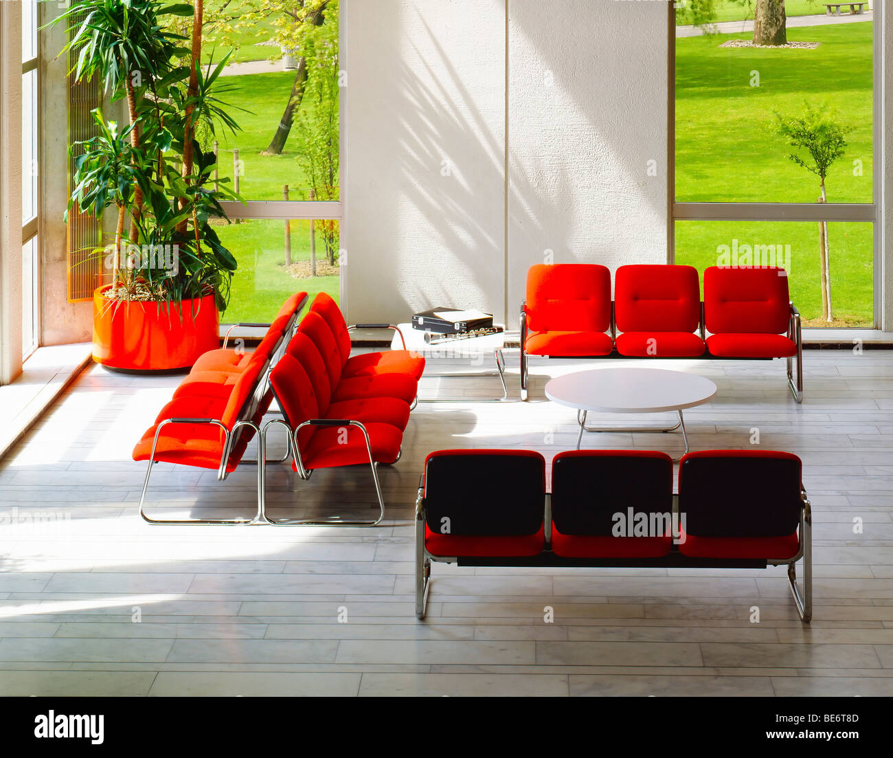 Ufficio reception lobby con sedie rosse Foto Stock