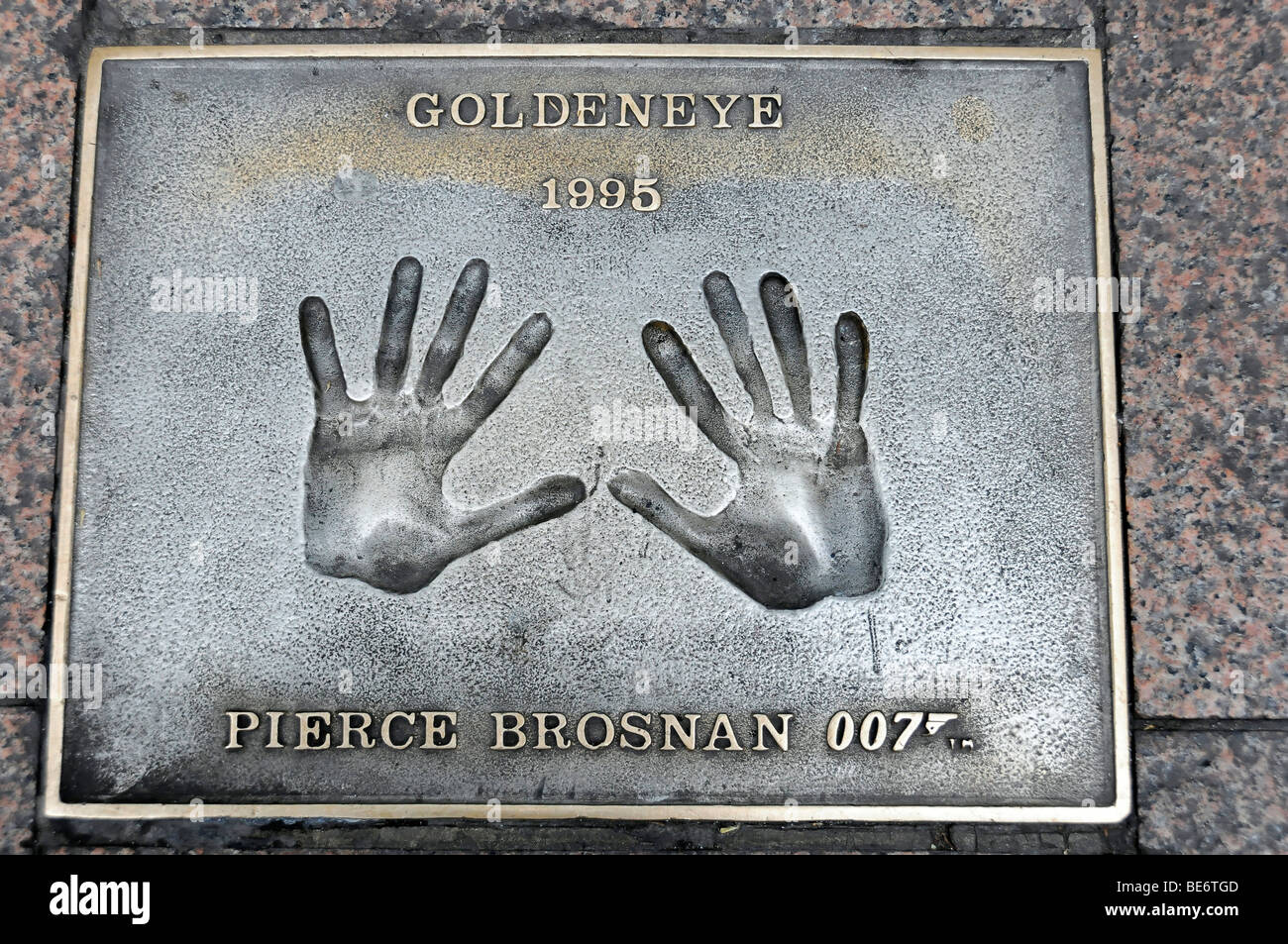 Pierce Brosnan, palm print, Leicester Square, London, England, Regno Unito, Europa Foto Stock