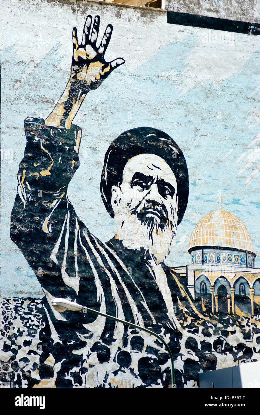 Un grande imam Khomeini murales copre tutto un lato di un edificio nel centro di Teheran, Iran Foto Stock