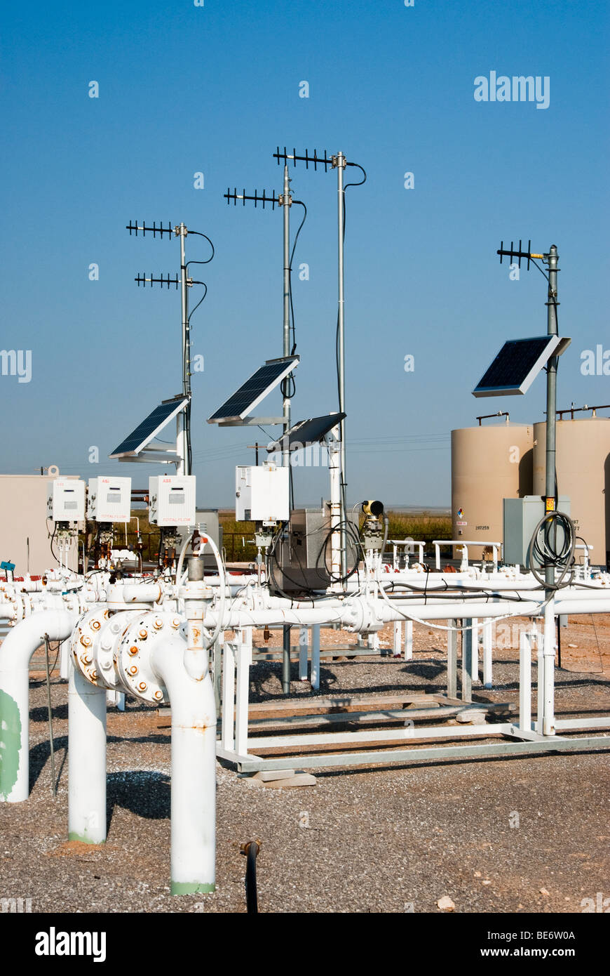 Energia solare i monitor della pipeline e delle comunicazioni in un campo petrolifero in Texas Foto Stock