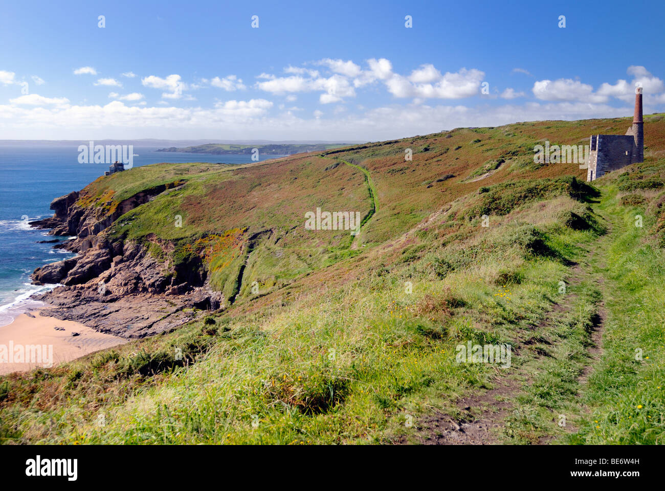 Le rovine di un Cornish miniera di stagno in riva al mare Foto Stock