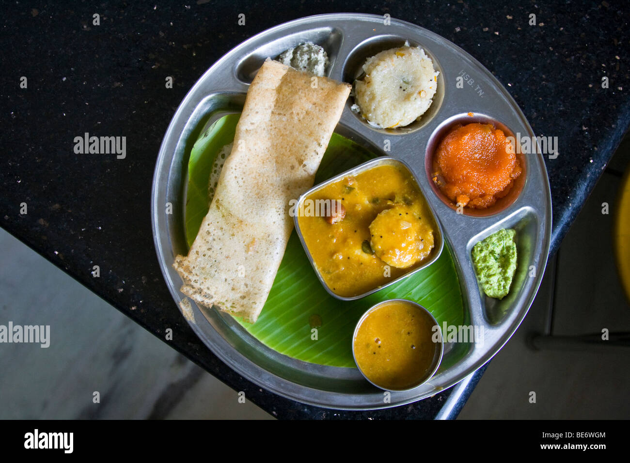 Mini ristorante Tiffin, Sud tipico pasto indiano in India Vellore Foto Stock