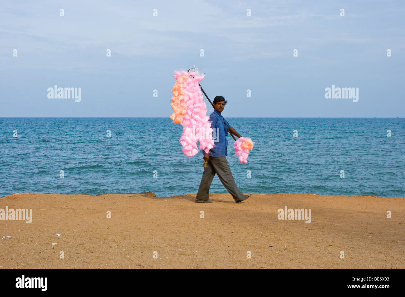 Venditore a vendere il cotone candy sulla spiaggia di Pondicherry India Foto Stock