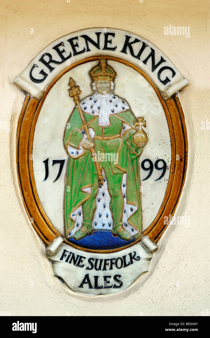 Porcellana in rilievo, la Greene King sulla parete del pub, Rectory Road, Bluntisham, Cambridgeshire, England, Regno Unito, Europa Foto Stock
