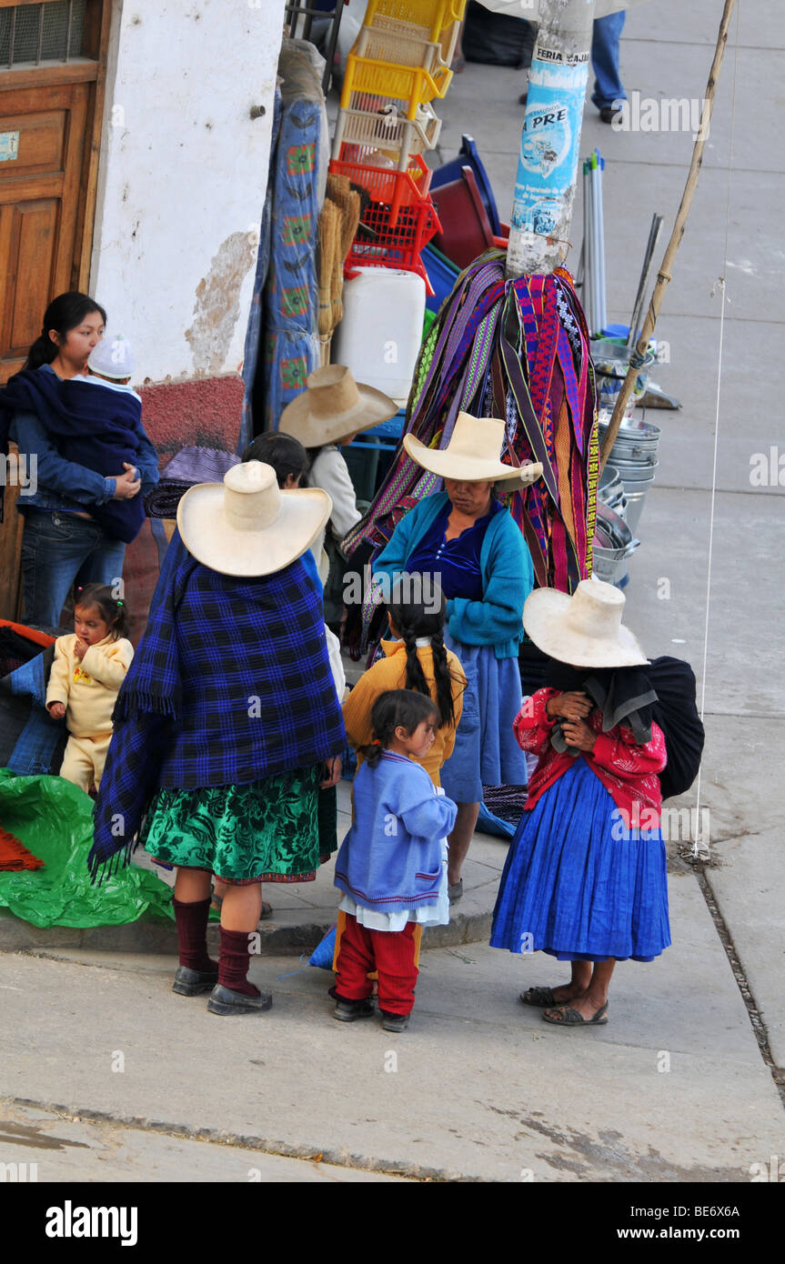 CAJABAMBA PERÙ - 6 settembre: indigena peruviana in abbigliamento tradizionale al mercato locale, Perù il 6 settembre 2009 Foto Stock