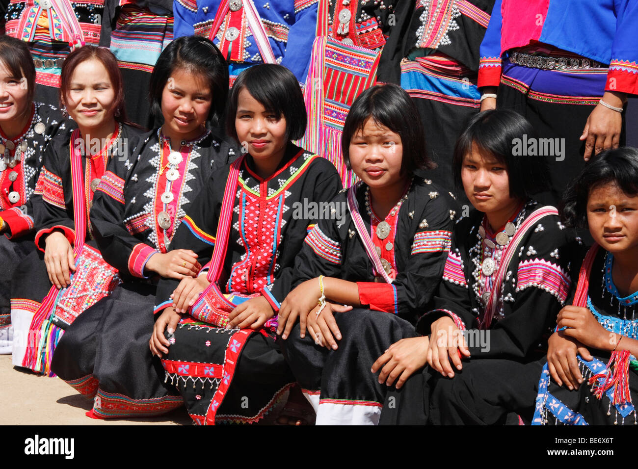 Foto di gruppo di ragazze di Akha hill tribù in un villaggio di festa, Thailandia del Nord della Thailandia, Asia Foto Stock