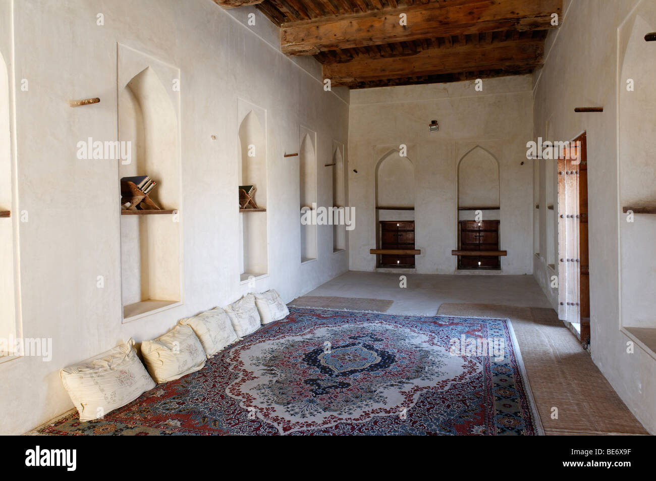 Arabo tradizionale salotto, storico adobe fortificazione il Forte Jabrin o castello, Hajar al Gharbi montagne, Dakhliyah Regi Foto Stock