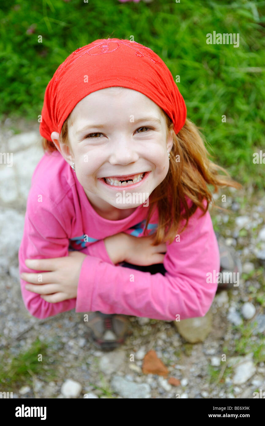 Bambina con un dente divario, top incisivi sono mancanti Foto Stock