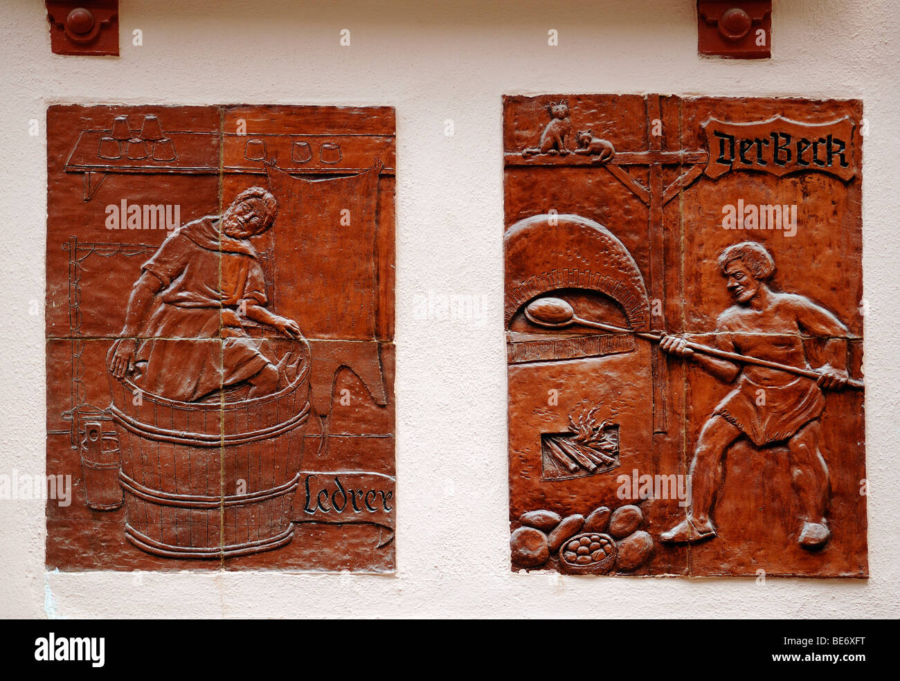 Piastrella rilievi di artigiani di mestieri, pelle tanner e Baker, sulla facciata di una casa, Norimberga, Media Franconia, Baviera, Germania, Foto Stock