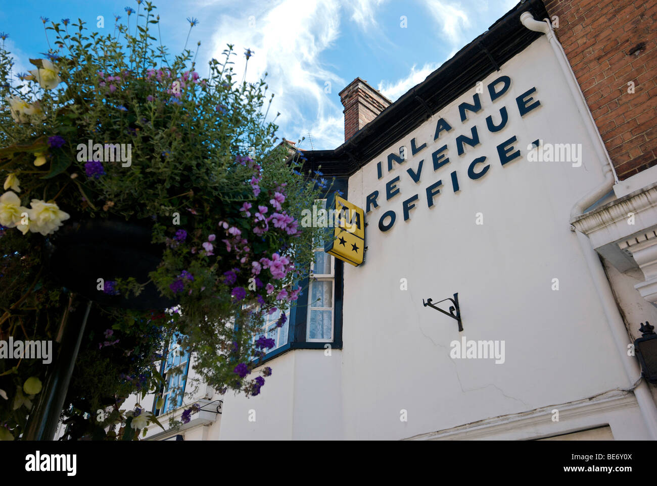 Vecchio Inland revenue sign on Ye Olde Kings Head di un hotel a Horsham West Sussex che era l'ufficio IR nella metà C19 Foto Stock