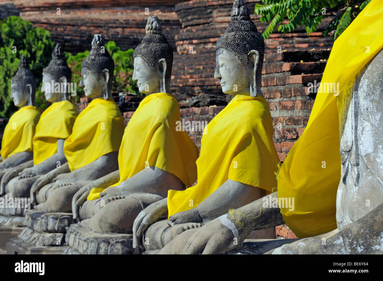 Statue di Buddha attorno alla grande Chedi Chaya Mongkol, Wat Yai Chai Mongkon, Ayutthaya, Thailandia, Asia Foto Stock