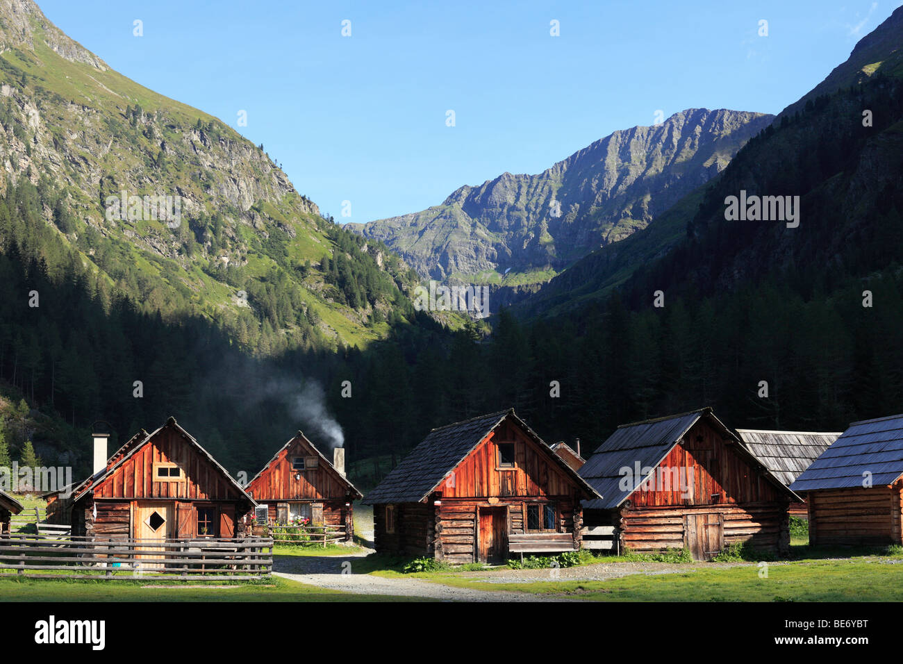 Capanna villaggio nella valle di Goeriachtal, Goeriach, Lungau, Schladminger Tauern, stato di Salisburgo, Salisburgo, Austria, Europa Foto Stock