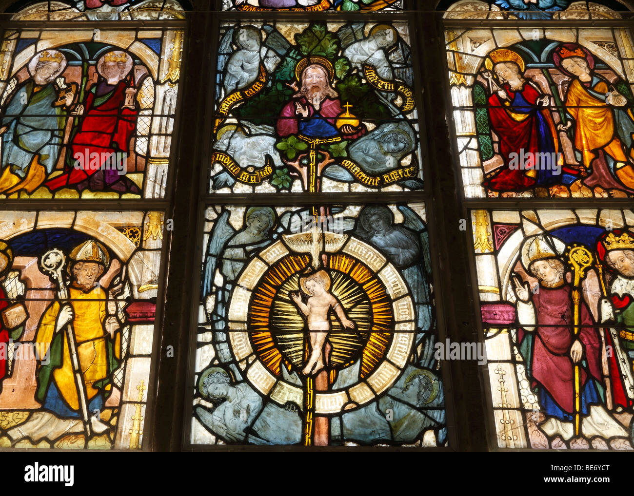 Le finestre di vetro macchiate di una chiesa di San Leonardo chiesa di pellegrinaggio in Tamsweg, Lungau, stato di Salisburgo, Salisburgo, Austria, Europa Foto Stock