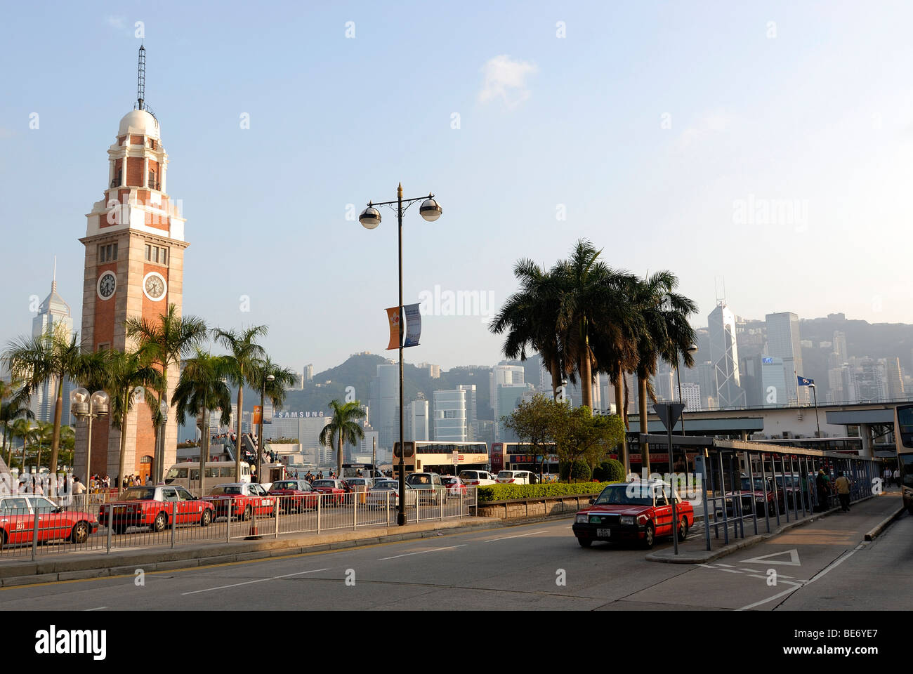 Campanile al Molo Star Ferry a Kowloon con Hong Kong il taxi, Hong Kong, Cina, Asia Foto Stock