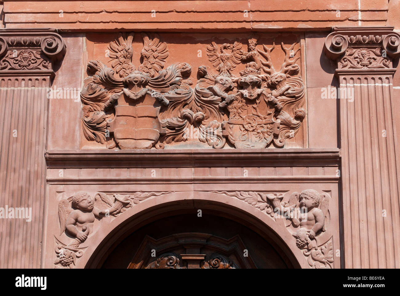 Porta con l'emblema della casa di Isenburg, Isenburg Castello, facciata rinascimentale con portici, parte del campus dell'Universi Foto Stock