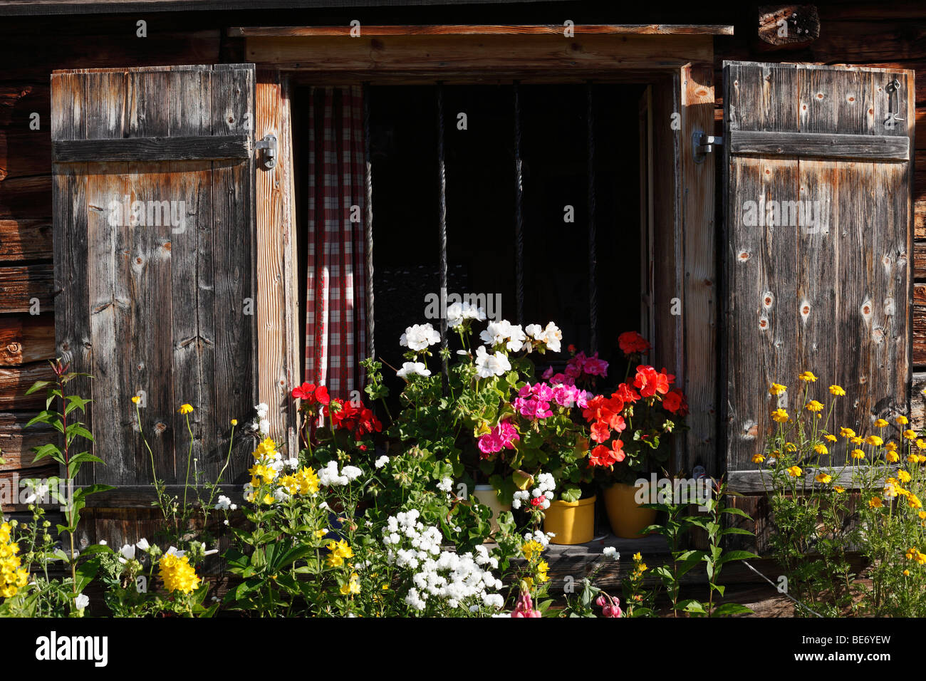 Finestra con fiori, capanna villaggio nella valle di Goeriachtal, Goeriach, Lungau, Schladminger Tauern, stato di Salisburgo, Salisburgo, Austria, Foto Stock