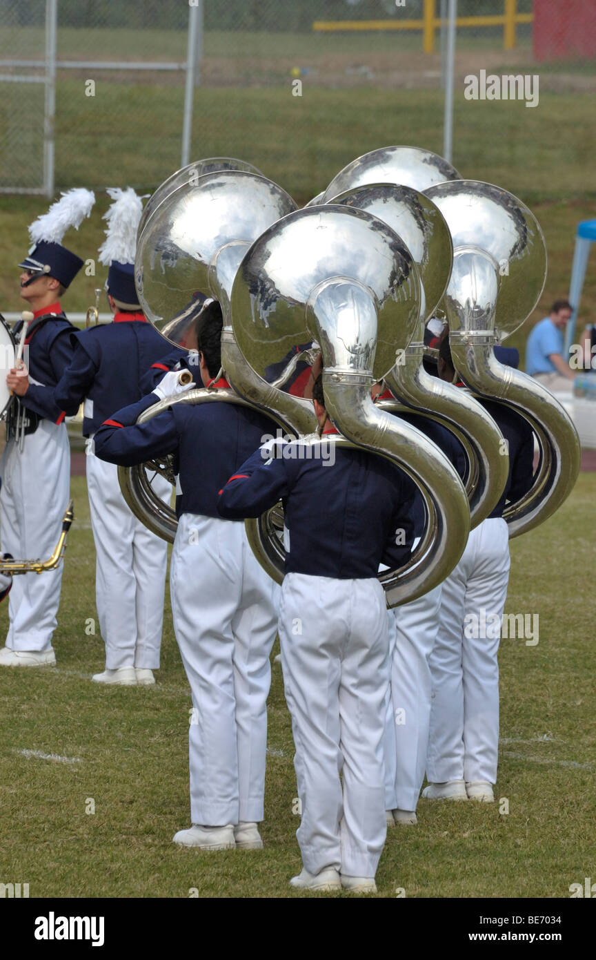 Vista posteriore della tuba sezione di un American high school Marching Band Foto Stock