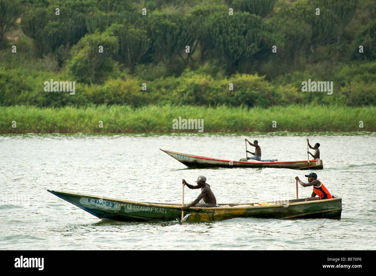 Gli ugandesi in barche da pesca sul canale Kazinga che conduce tra il lago George e Lago Edward in Uganda. Foto Stock
