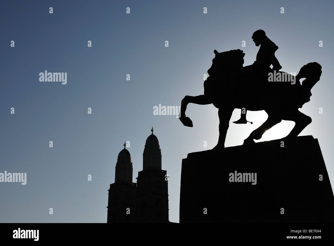 Silhouette di Hans Waldmann statua con le torri di Grossmuenster, grande Minster chiesa, un punto di riferimento di Zurigo, Switzerlan Foto Stock