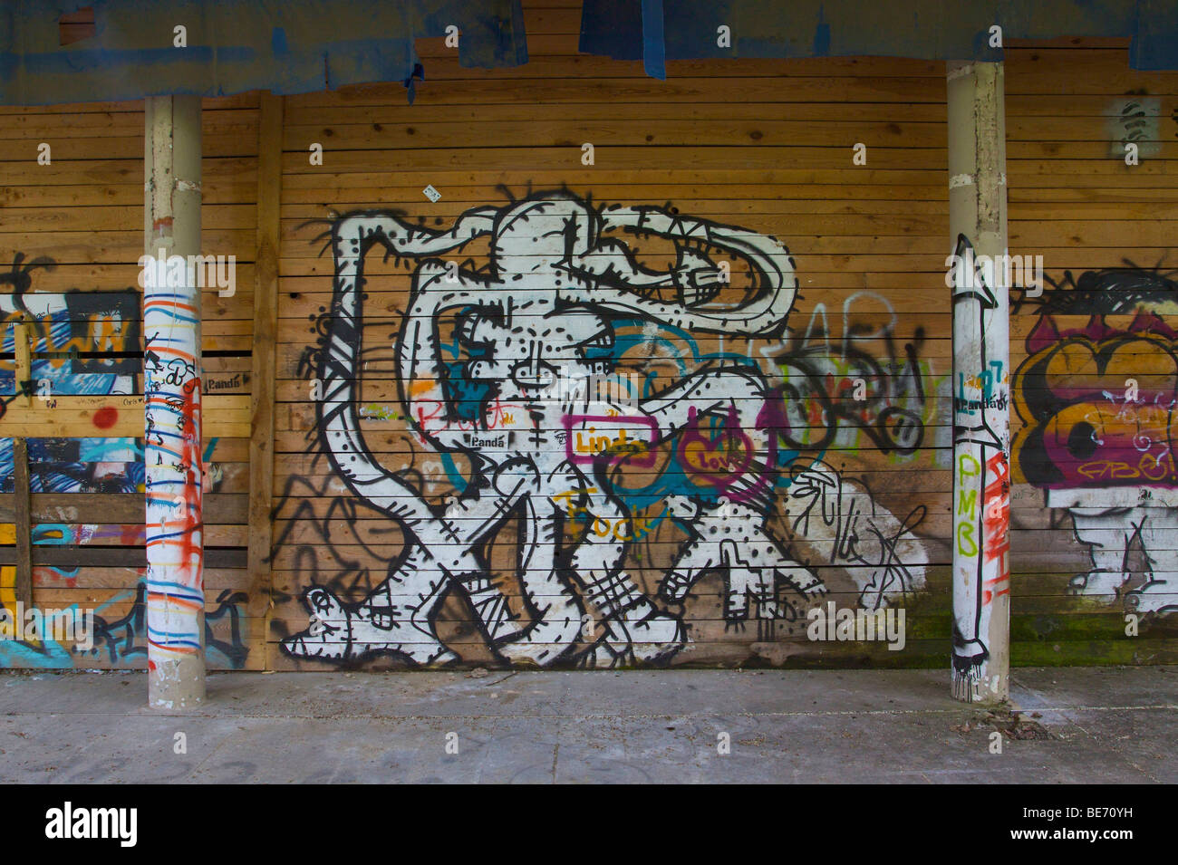 Pareti e colonne coperto di graffiti, ex American club, dieci anni dopo la mossa del governo e il Bundestag a Ber Foto Stock