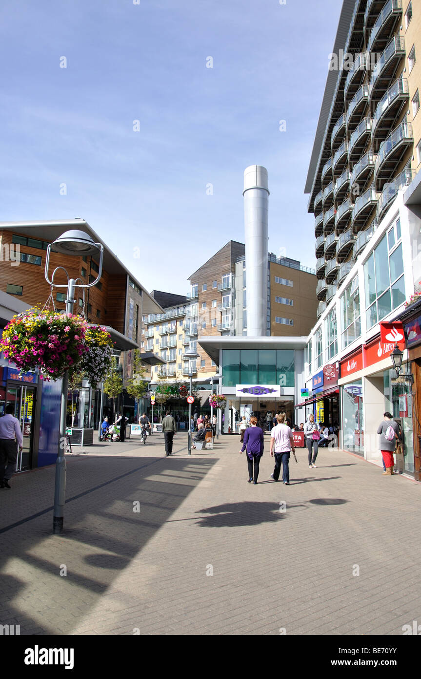 Il centro Shopping di Feltham, High Street, Feltham, London Borough di Hounslow, Greater London, England, Regno Unito Foto Stock
