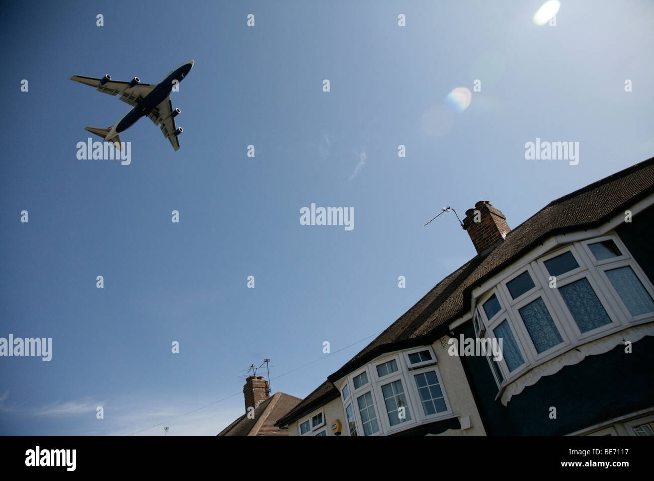 Aereo sopra casa vicino aeroporto di Heathrow Foto Stock