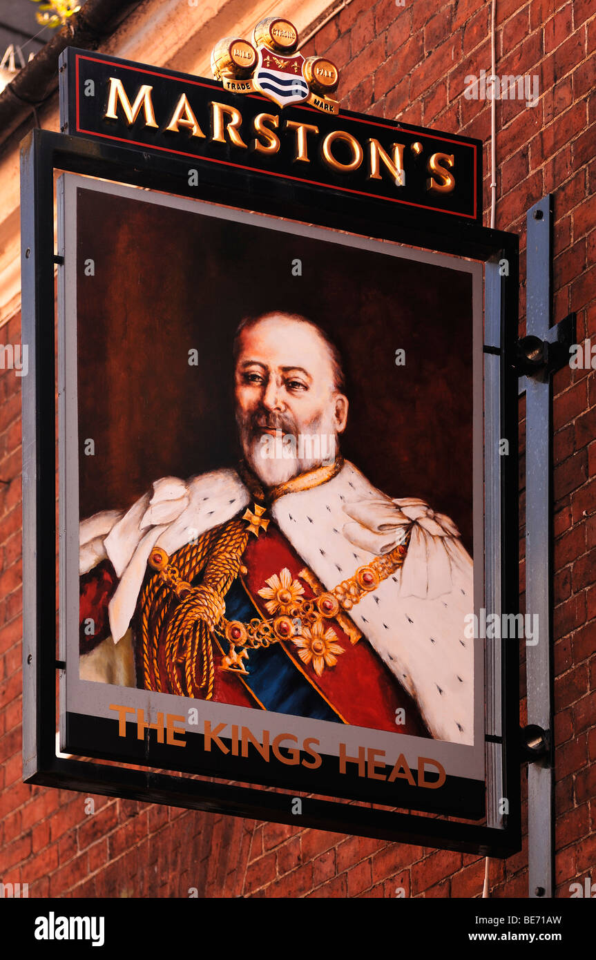 Pub segno "Il Kings Head", Bird Street, Lichfield, Staffordshire, England, Regno Unito, Europa Foto Stock