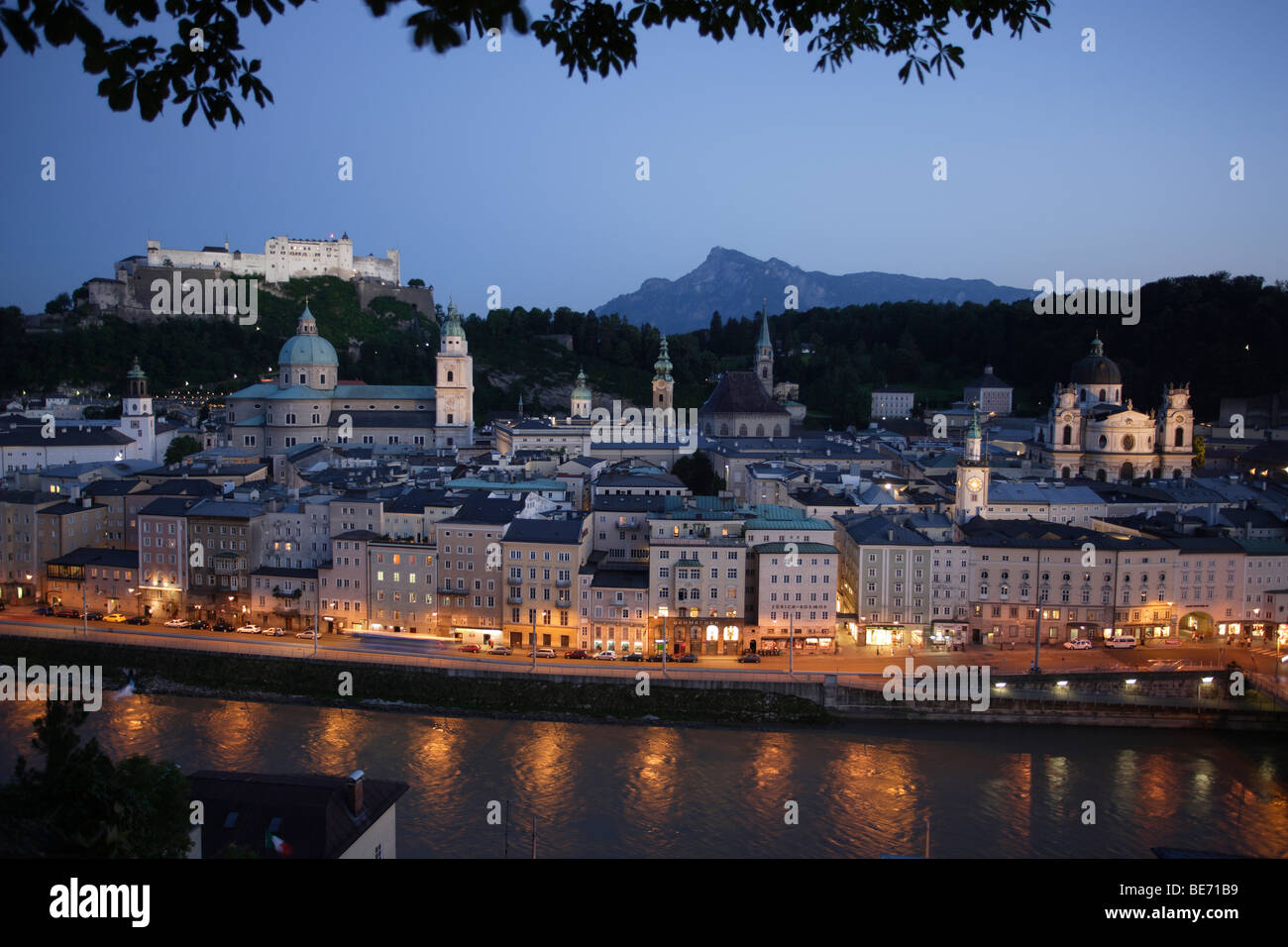 Austria, Salisburgo, sera vista del centro storico, la città vecchia, con il fiume Salzach e la Fortezza di Hohensalzburg Foto Stock