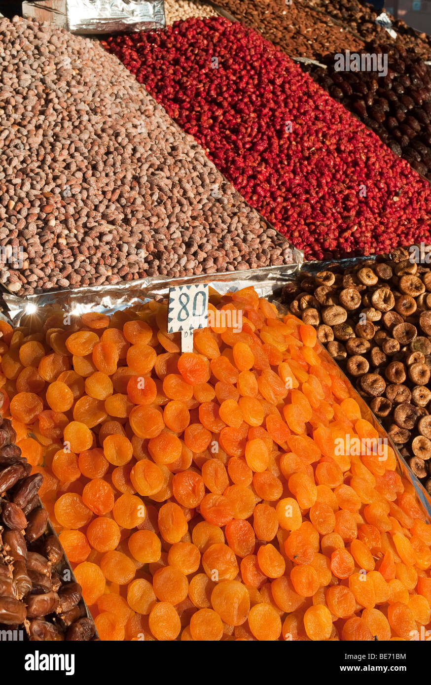 La frutta secca, i dadi e le date in un mercato, Djemaa el Fna a Marrakech, Marocco, Africa Foto Stock