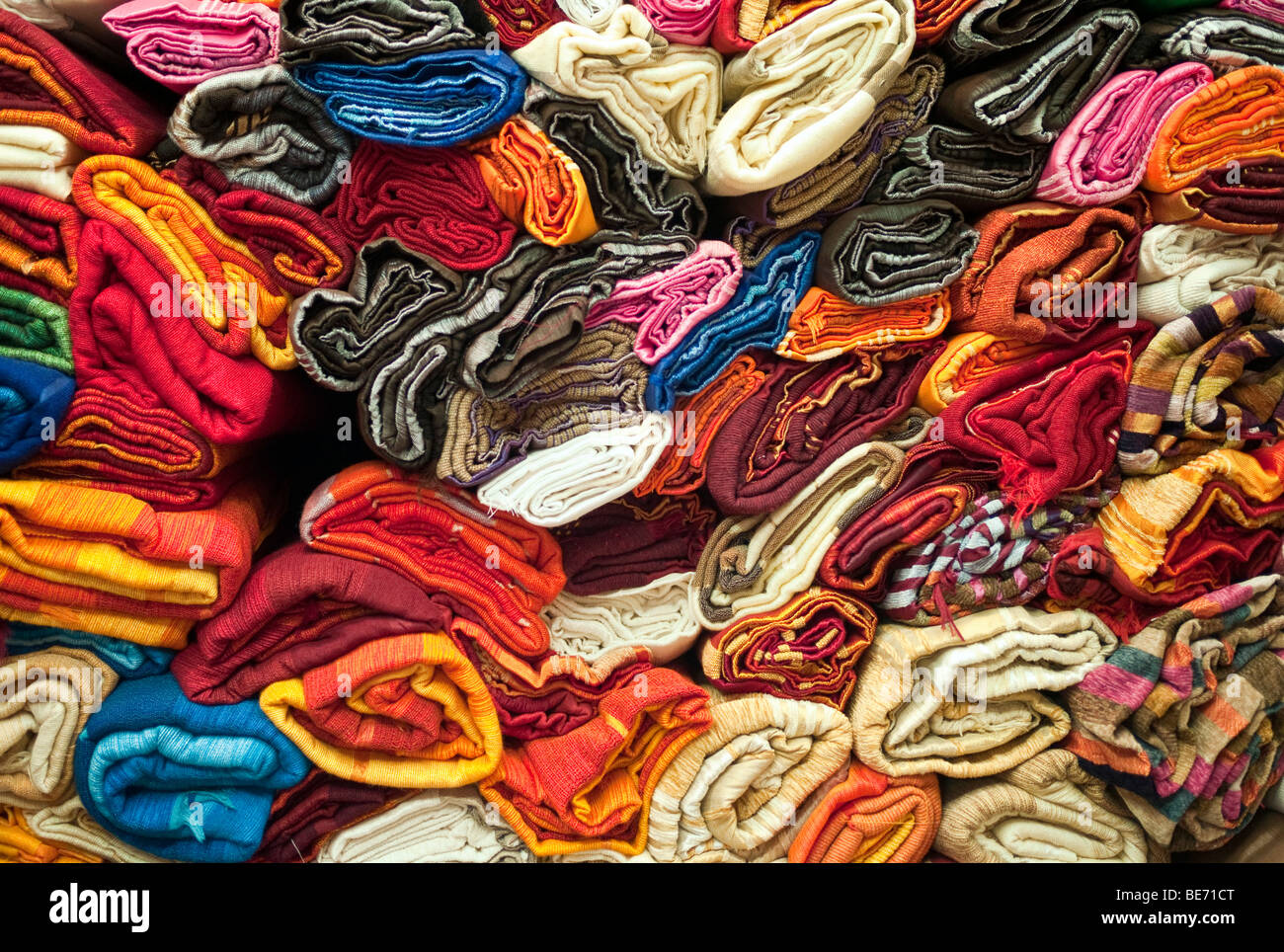 Tessuti colorati in il Suq, Medina, Marrakech, Marocco, Africa Foto Stock