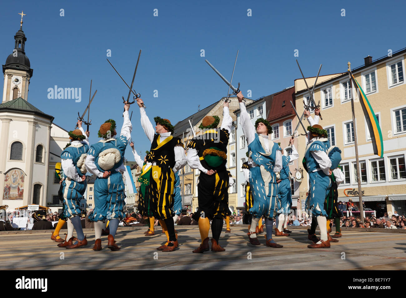 Storico di danza spada, Georgiritt, George's Ride, lunedì di Pasqua processione, Town Square con chiesa parrocchiale di Traunstein, Chiemg Foto Stock