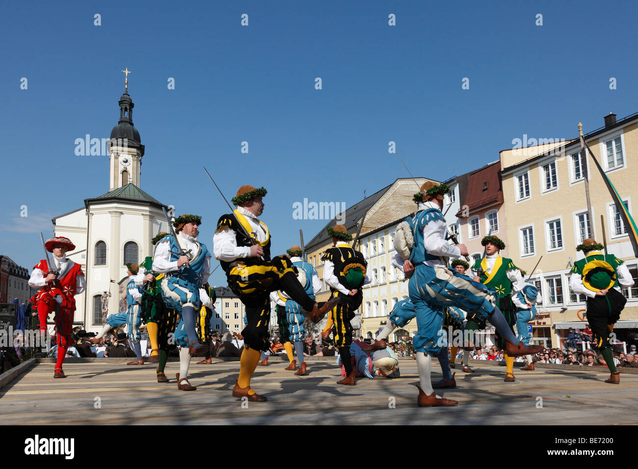 Storico di danza spada, Georgiritt, George's Ride, lunedì di Pasqua processione, Town Square con chiesa parrocchiale di Traunstein, Chiemg Foto Stock