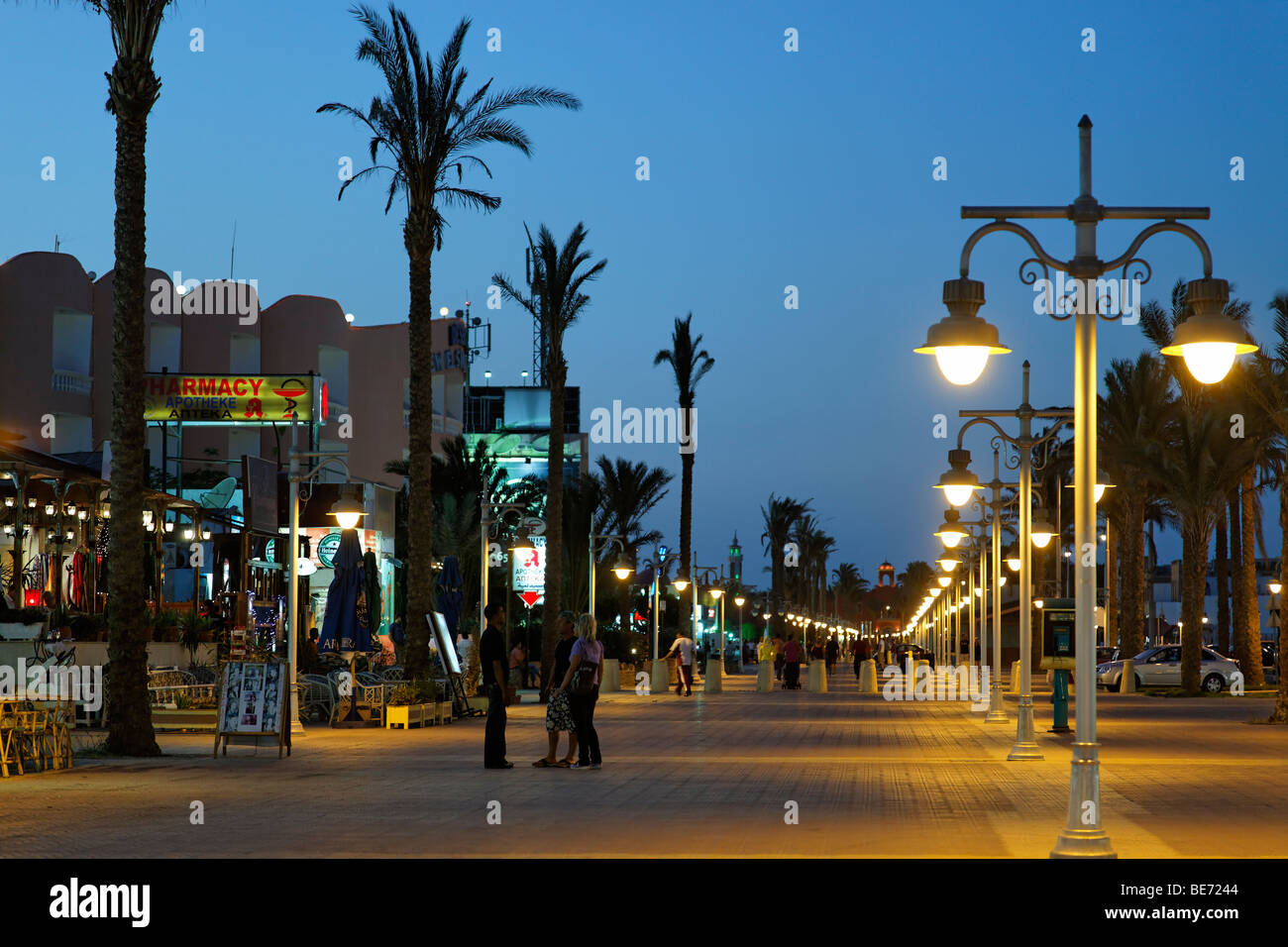 Elegante passeggiata per lo shopping e le passeggiate, ristoranti, negozi di souvenir e palme da dattero, sera illuminata, lampioni, Yuss Foto Stock