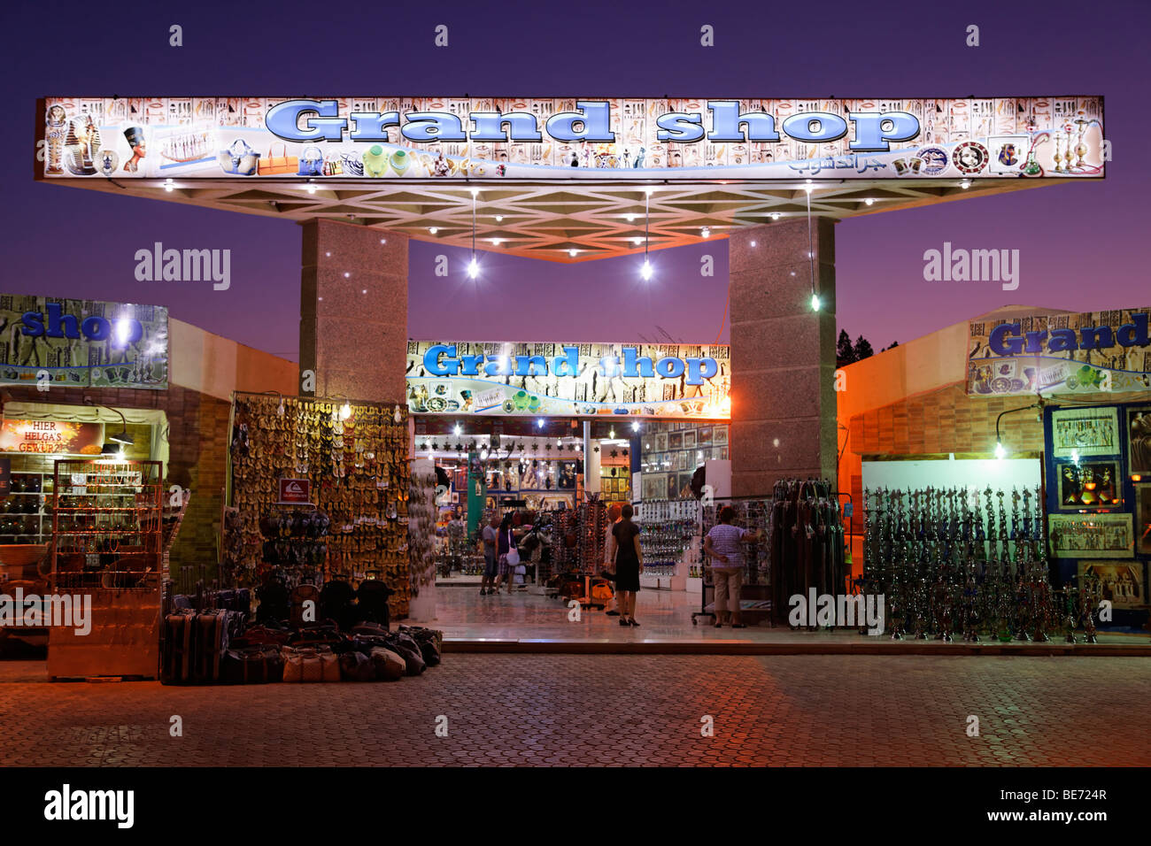 Negozio di souvenir, illuminato, sera, Yussuf Afifi road, Hurghada, Egitto, Mare Rosso, Africa Foto Stock