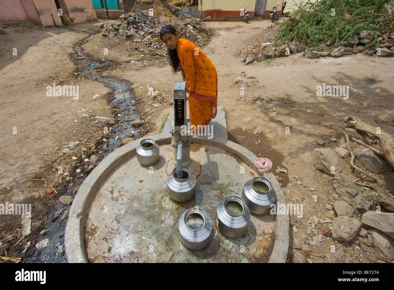 Il pompaggio di acqua da un pozzo in Daulatabad vicino a Aurangabad India Foto Stock