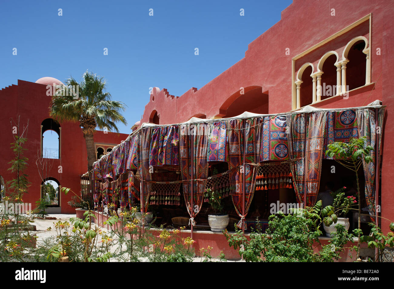 Ristorante tradizionale, giardino, rosso, panno, Yussuf Afifi road, Hurghada, Egitto, Mare Rosso, Africa Foto Stock