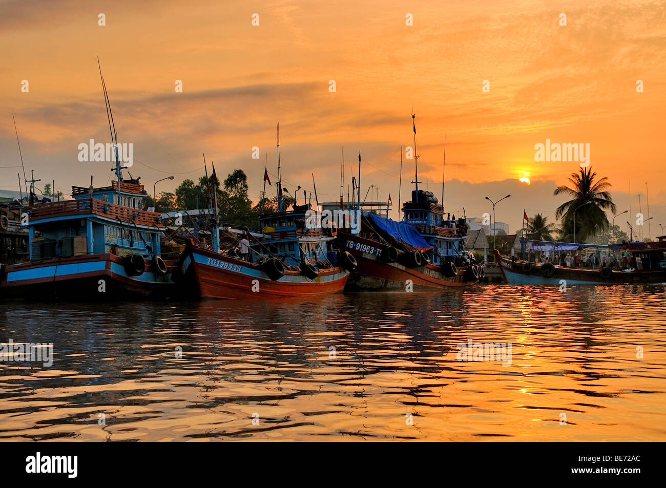 Barche da pesca al tramonto sul fiume Mekong, My Tho, Delta del Mekong, Vietnam Asia Foto Stock