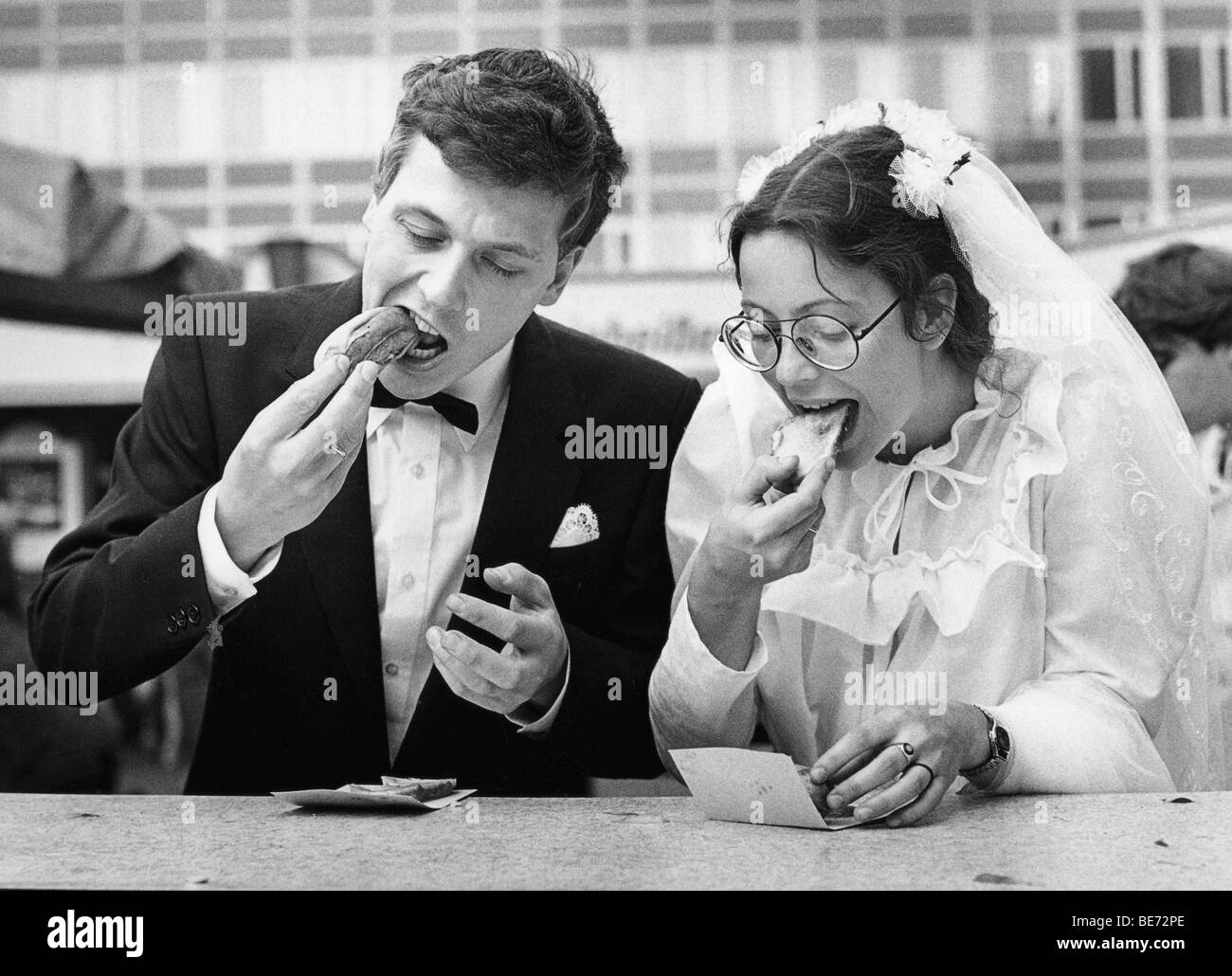 Coppie in viaggio di nozze a snack stand, Lipsia, gdr, foto storiche, 1984 Foto Stock