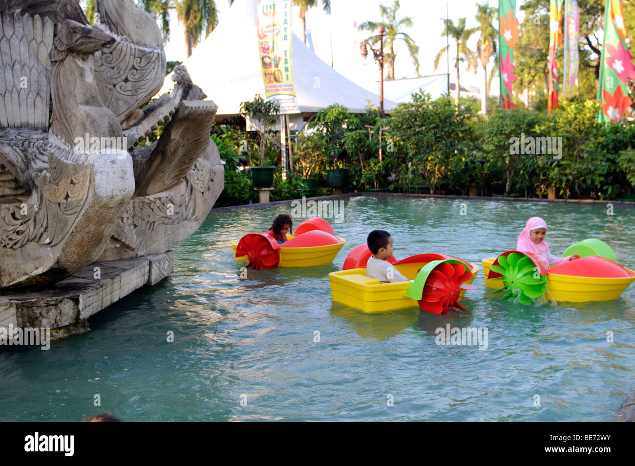 I bambini al mercato di piante vicino al monumento alla libertà jakarta indonesia Foto Stock