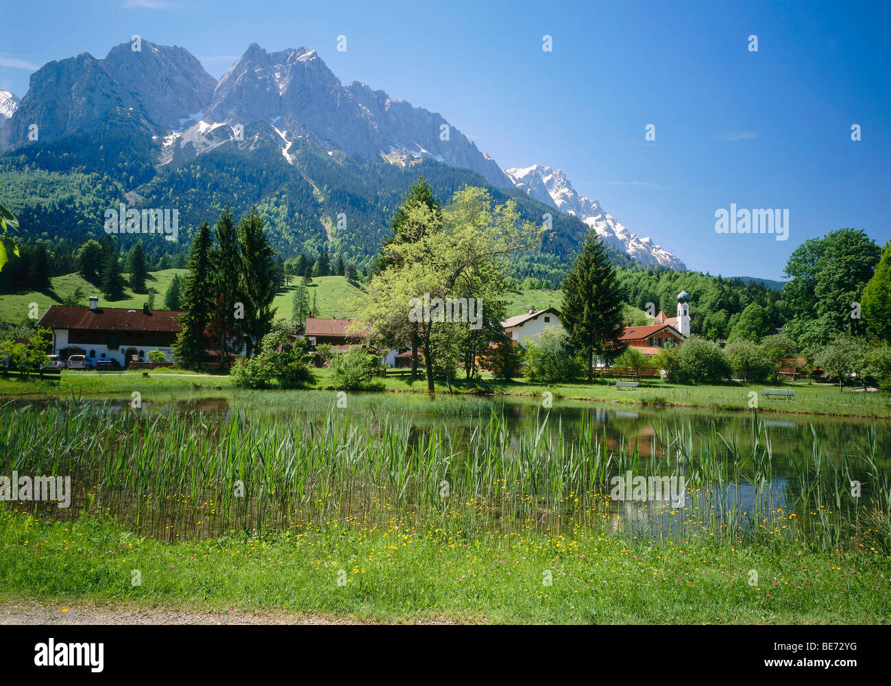 Grainau al di sotto della gamma di Wetterstein con Waxxensteine e monti Zugspitze, Alta Baviera, Germania, Europa Foto Stock
