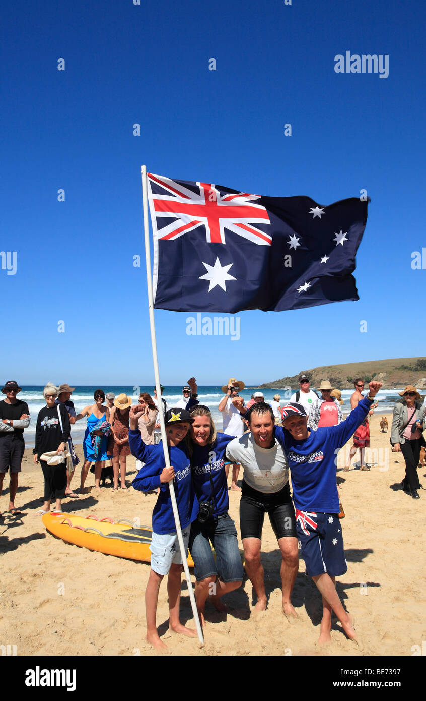 Rees Duncan, tenendo la bandiera australiana e festeggiare con la sua famiglia dopo la vittoria del 2009 Open World Waveski titolo Foto Stock