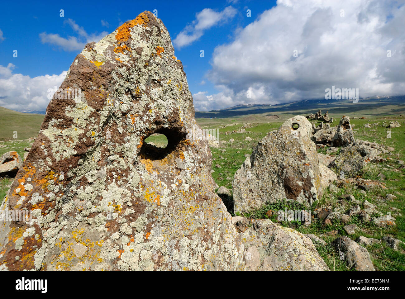 Zorats Karer, 6000 A.C. stoneage osservatorio, menhir di Karahunj, Cara Hunge, Armenia, Asia Foto Stock